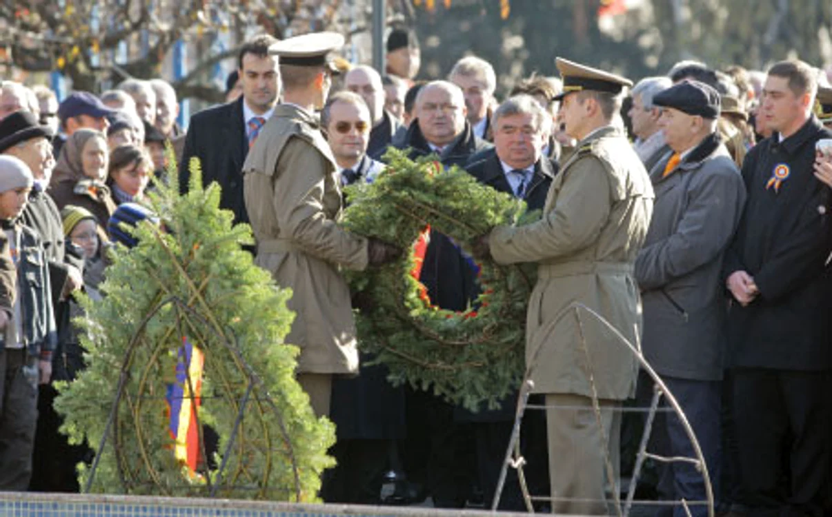 Depunerile de coroane sunt asociate cu Ziua Naţională