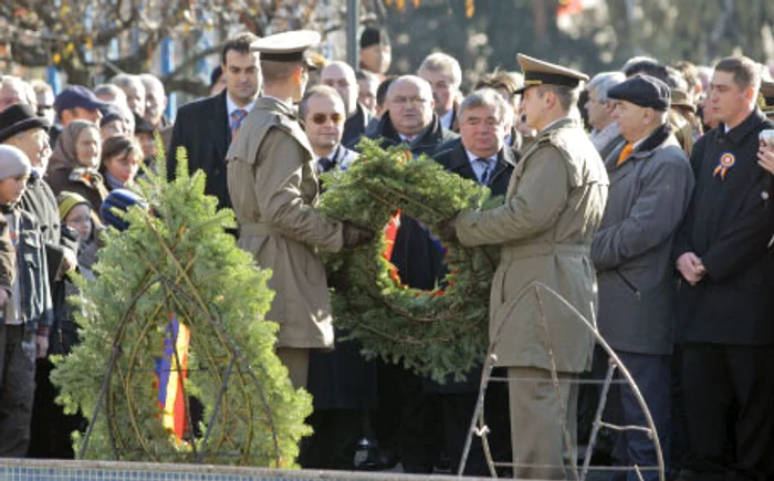 Depunerile de coroane sunt asociate cu Ziua Naţională