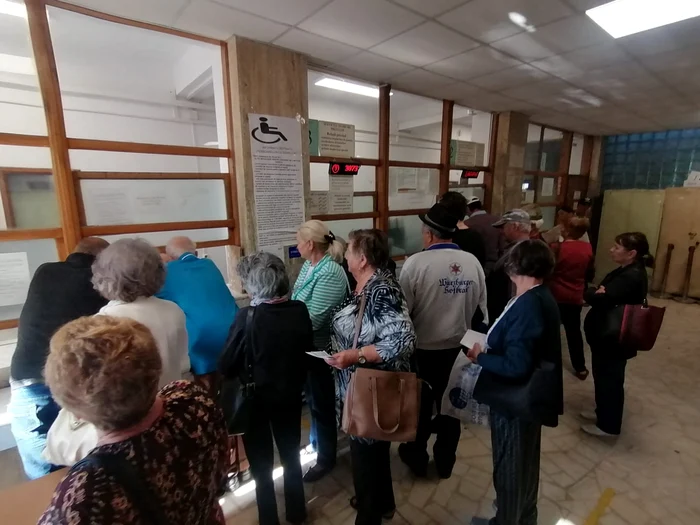 În opt luni mii de pensionari olteni au depus adeverințe la CJP FOTO: arhiva/Alina Mitran