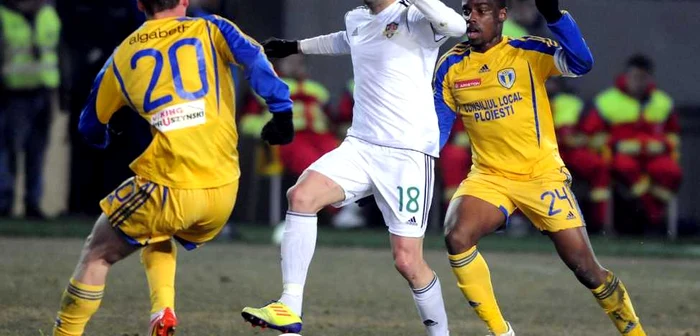 Lucian Sânmărtean (jucătorul în alb) are cel mai mare salariu la FC Vaslui FOTO: adevarul