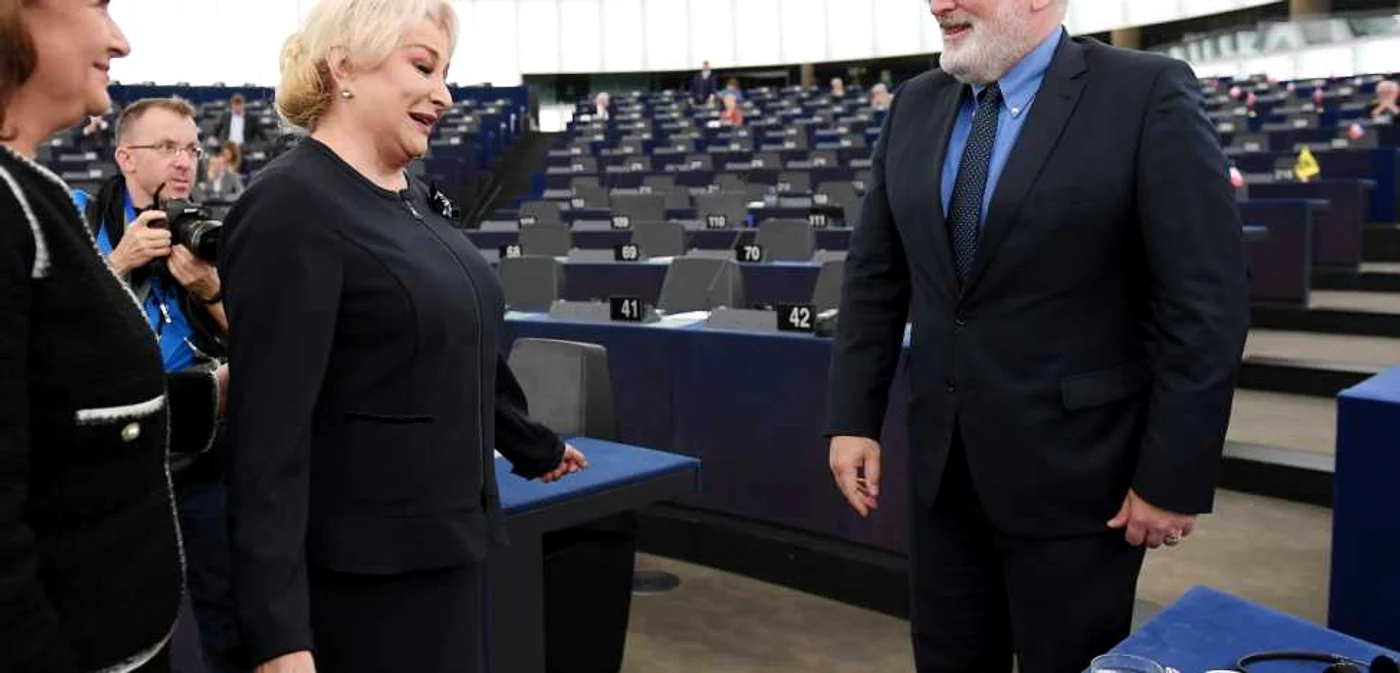 Viorica Dăncilă  şi Frans Timmermans FOTO AFP