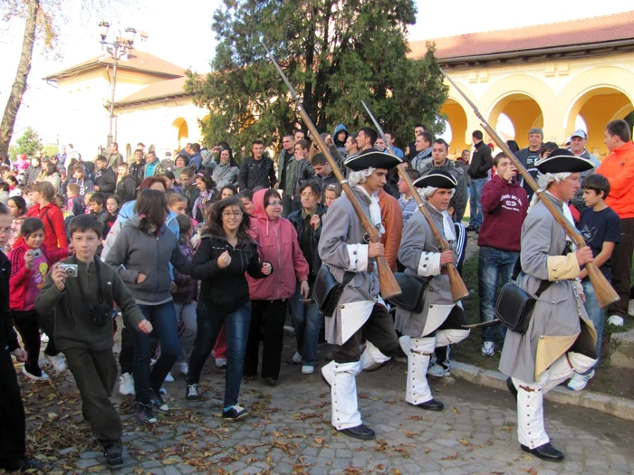 Turiştii au însoţit Garda Cetăţii