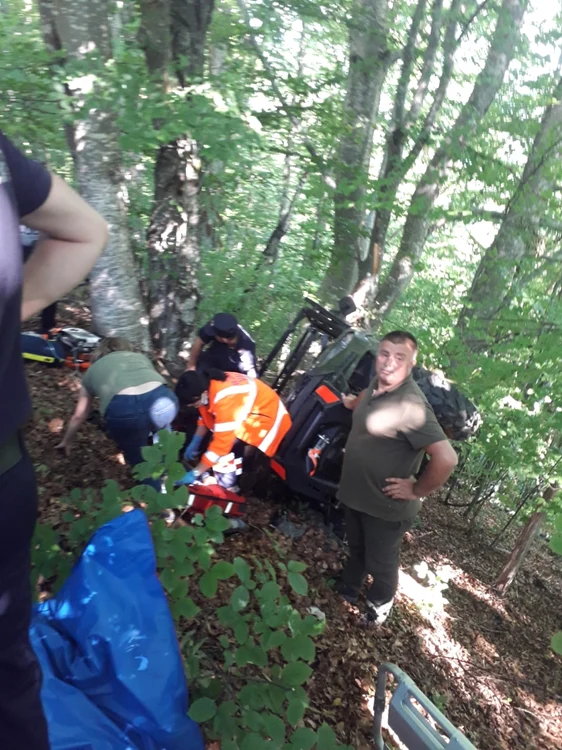 Bărbat supraponderal căzut cu ATV-ul într-o prăpastie din Voineasa - Vâlcea Foto Adevărul