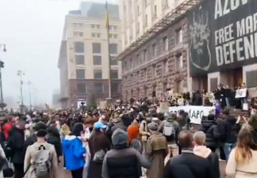 „E timpul să ne luăm rămas-bun”. Primarului capitalei Ucrainei i se cere demisia. Sute de oameni au ieșit în stradă