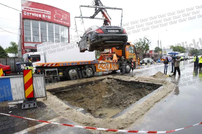 Omul de afaceri Cristi Iancu a intrat cu Mercedesul în groapă. (Foto: Marian Vilău)