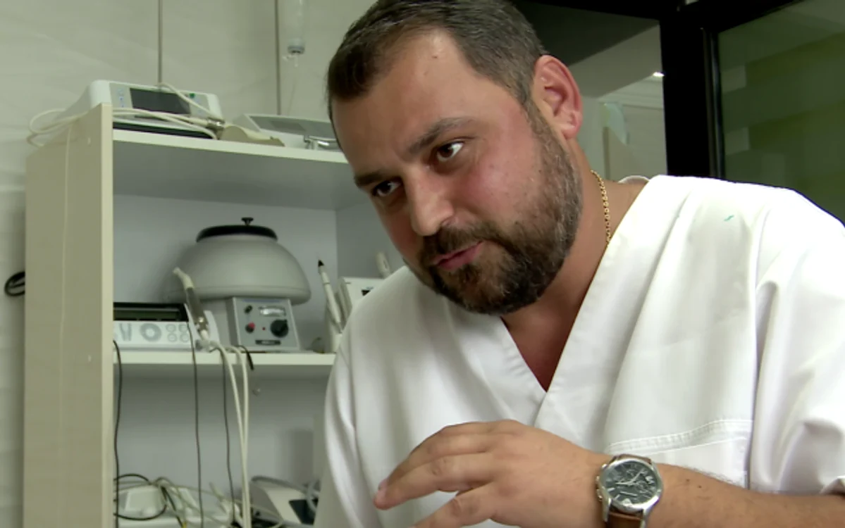 Un cunoscut medic stomatolog din Buzău, Sergiu Lazarev, a analizat fotogtafia în care apar dinții găsiţi într-un butoi de pe proprietatea lui Gheorghe DincăFOTO: adevarul.ro