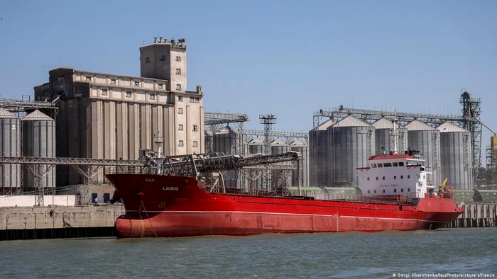 Navă şi silozuri de cereale în portul Reni