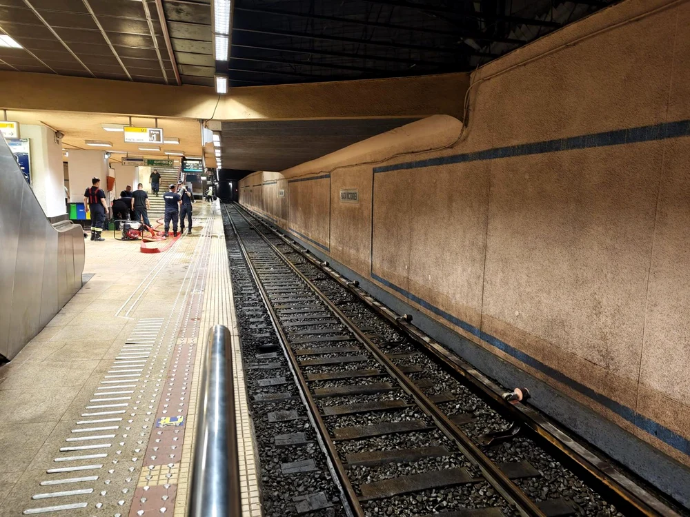 . Apa a fost evacuată după ore întregi de intervenții. FOTO: ISU București