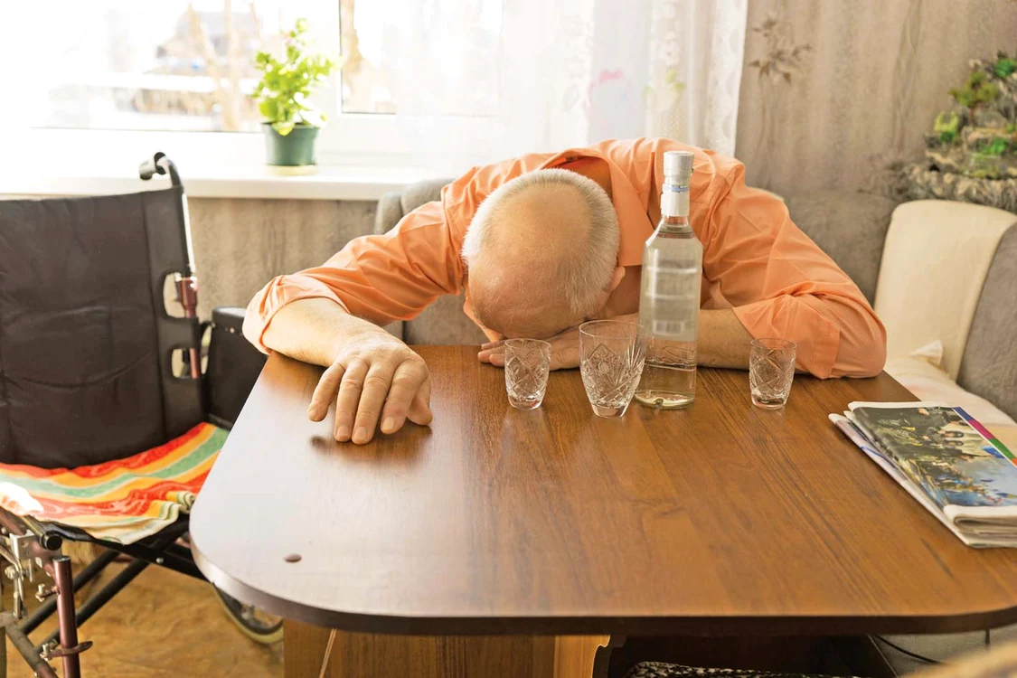 Alcoolul şi tinerele  focoase i-au lăsat  pe 17 pensionari  gălăţeni pe drumuri