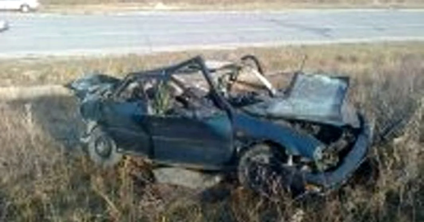 Automobilul accidentat a ajuns pe câmpul de lângă șosea