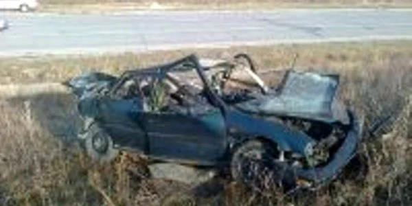 Automobilul accidentat a ajuns pe câmpul de lângă șosea