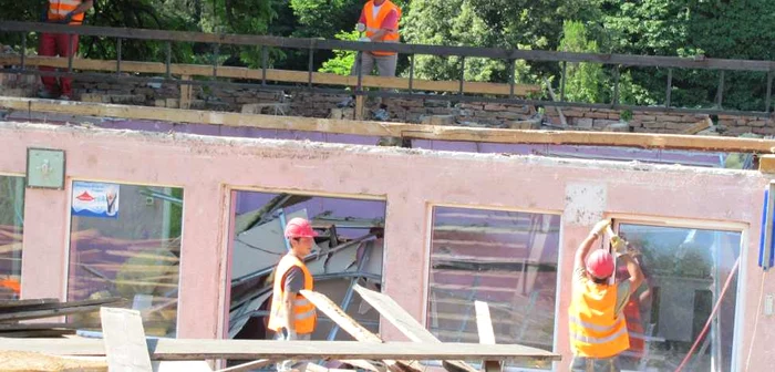 Muncitorii de la Grup Corint au început demolarea barului Romana Mena 
