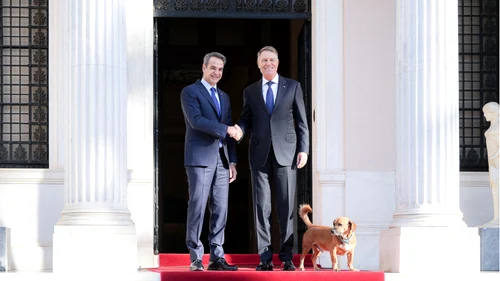 Klaus Iohannis, premierul Greciei și cățelul șefului de Guvern FOTO Administrația Prezidențială