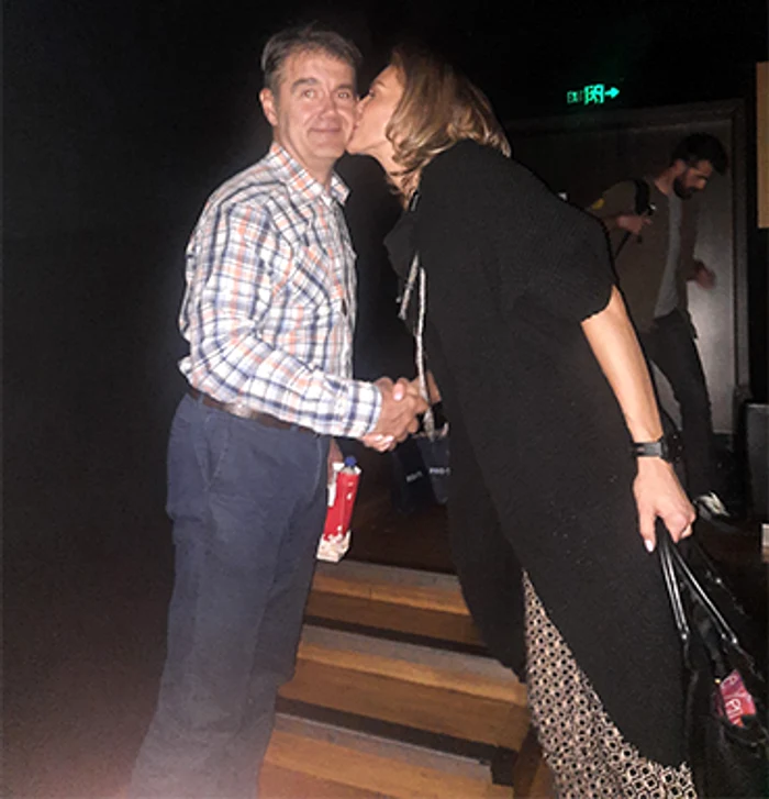 Roxana Ciuhulescu și soțul ei, un sărut pe întuneric