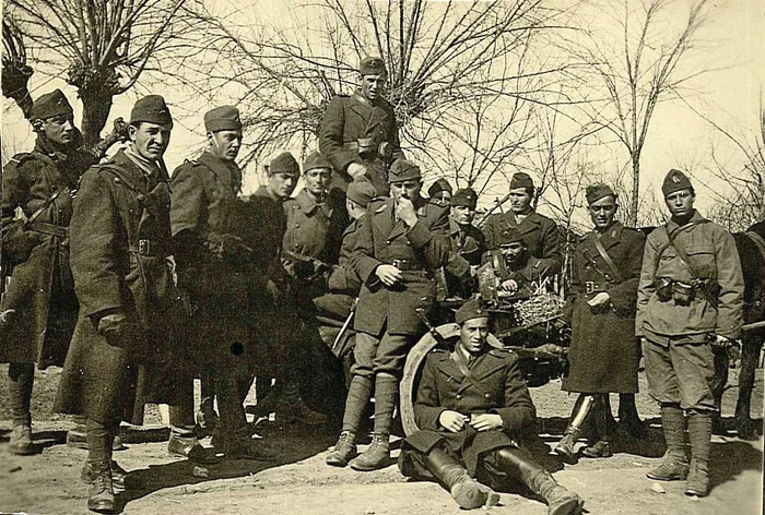 Grup la centrul de instrucţie de la Giurgiu,  în 1942,  după întoarcerea de la Odessa; Neagu Djuvara – primul din stânga