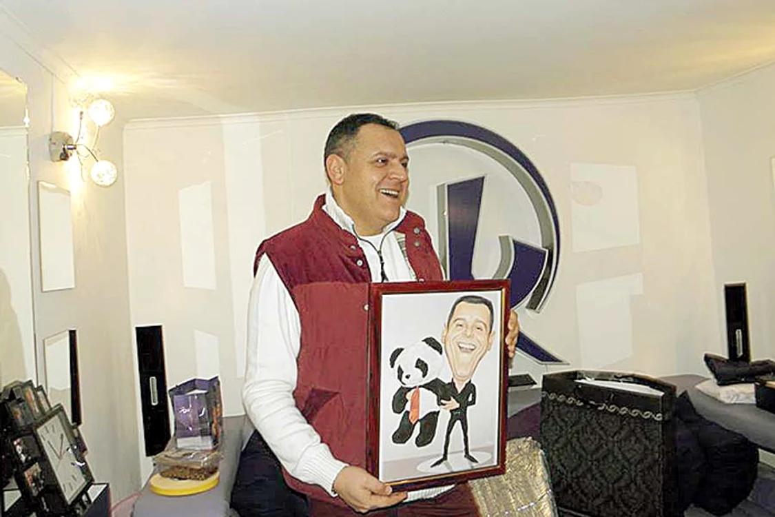 
    Fanii i-au făcut  şi o caricatură  haioasă (Fotografii: arhivă personală)  
