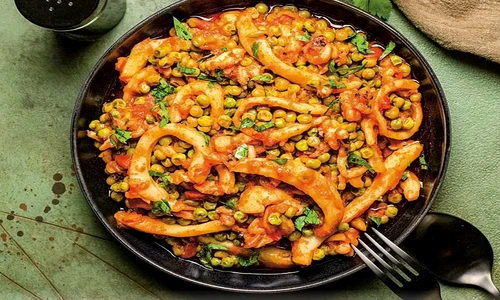 tocana de calamari cu mazare jpg