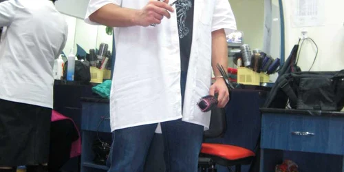 Alin Răzvan Stănculeţ este colecţionar de monede şi viitor hair-stylist