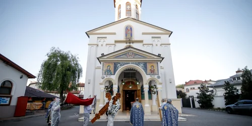 Voluntari  în combinezoane de protecţie la slujba din Vinerea Marea la Biserica Sf Pantelimon din Bucureşti FOTO Inquam Photos / George Călin