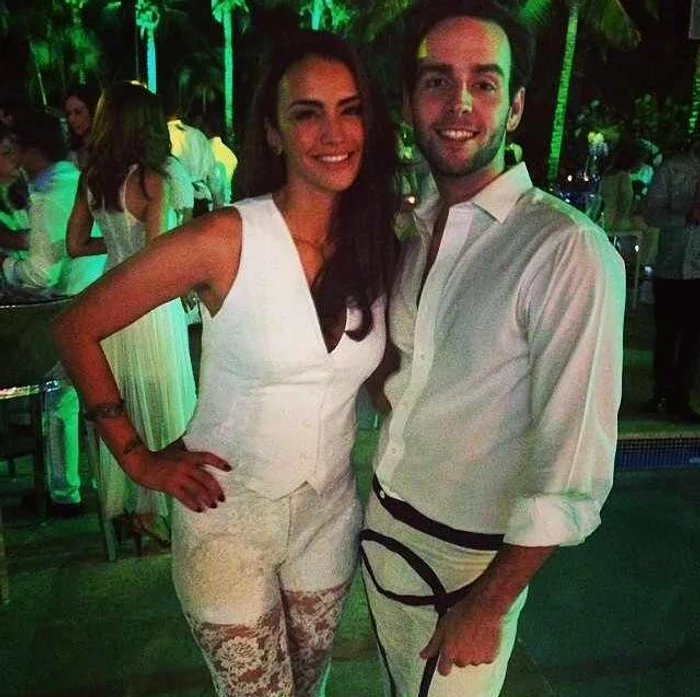 Nu este prima oară când bărbatul apare în fotografiile soţiei lui Adi Mutu