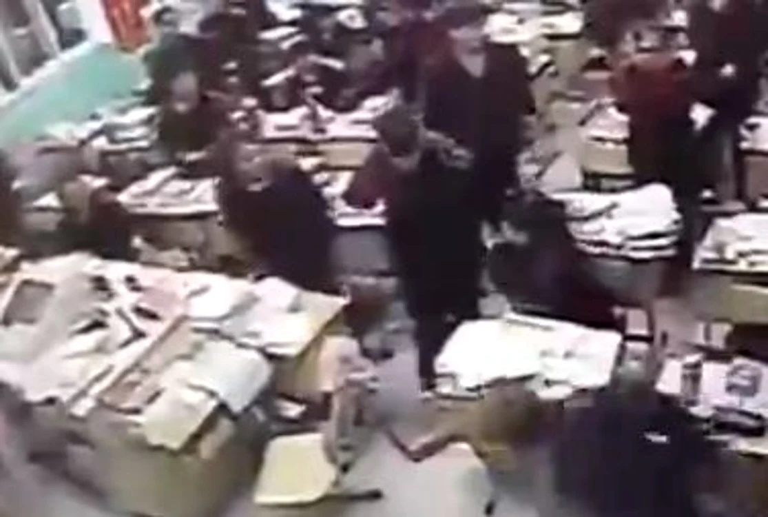 
    Studentul s-a aruncat pe geam  