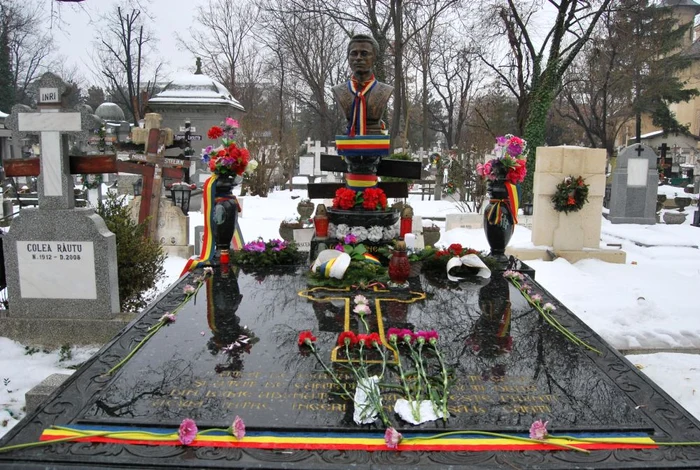 
    Admiratorii au lăsat flori la mormântul lui Ion DolănescuFoto: Roberto Sălceanu  