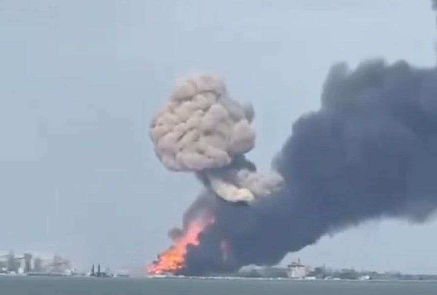 Feribot rusesc încărcat cu combustibil, scufundat de o rachetă ucraineană, în apropierea Crimeei VIDEO