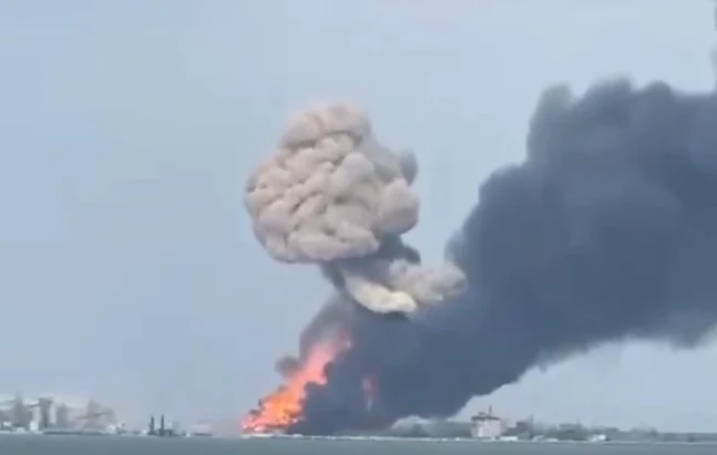 Fumul gros se ridică peste Peninsula Taman din Krasnodar Krai - Foto X