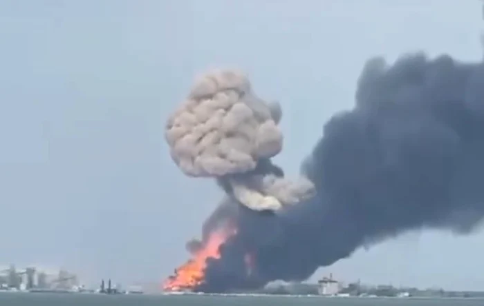Fumul gros se ridică peste Peninsula Taman din Krasnodar Krai - Foto X