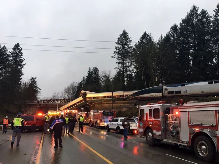 Trenul Amtrak care a deraiat ]n statul Washington din Statele Unite. FOTO EPA-EFE