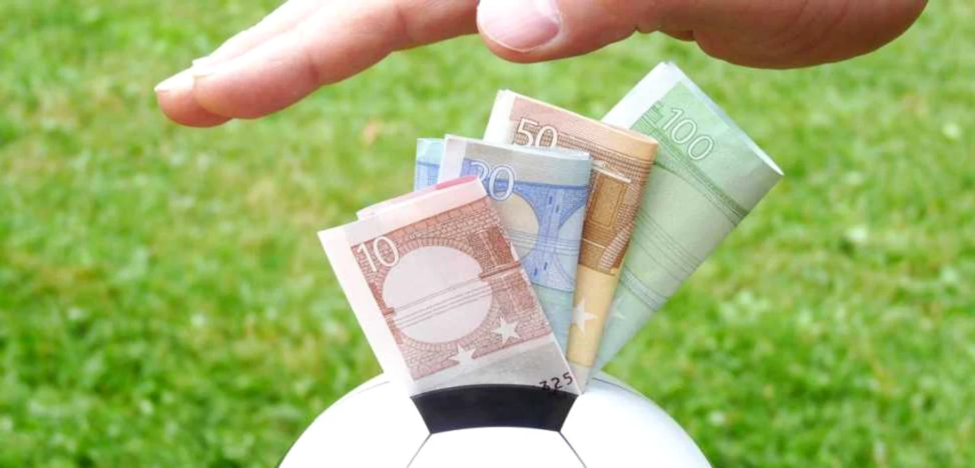 Spiritul jocului de fotbal a început tot mai mult să pălească în faţa intereselor financiare ale patronilor cluburilor FOTO Shutterstock