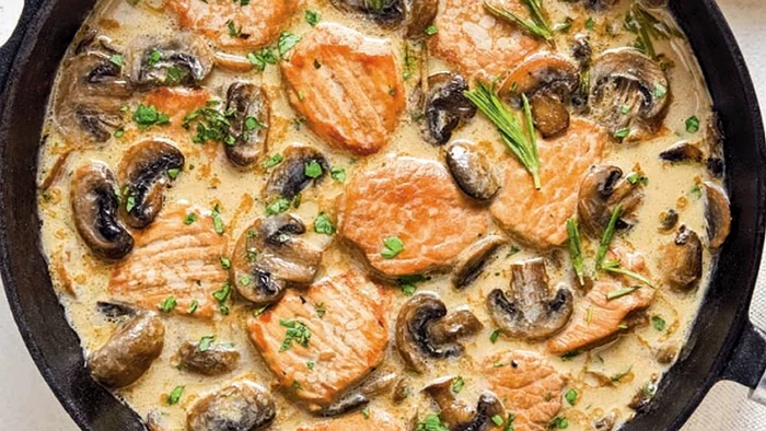 medaliom de porc cu sos de ciuperci jpg