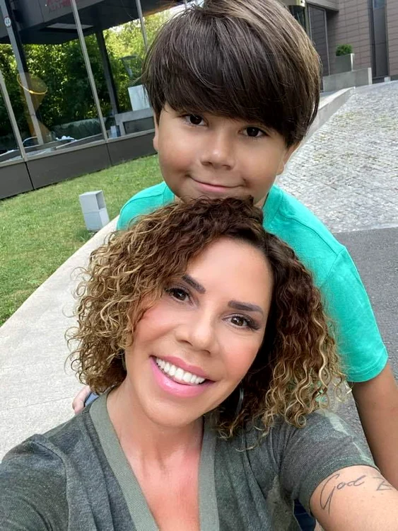 Fiul cântăreței Luminița Anghel și-a cunoscut învățătoarea online