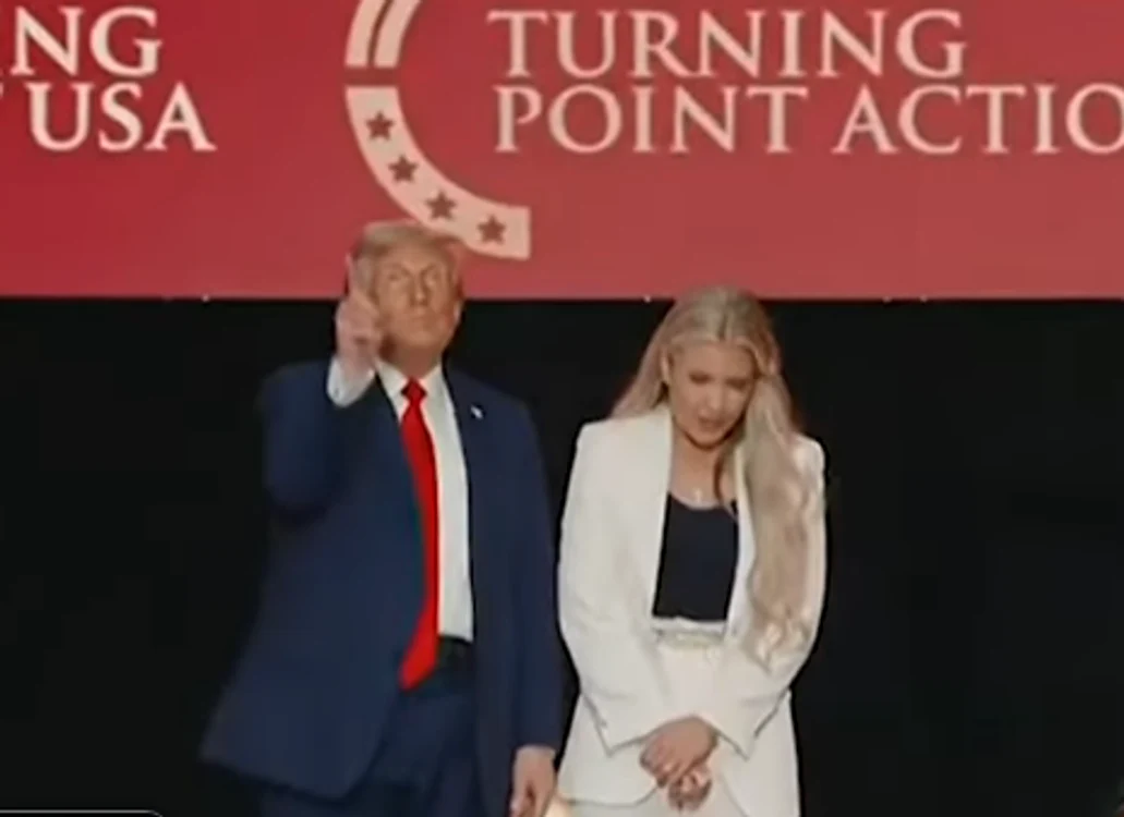 Donald Trump, alături de Erika Kirk. FOTO captură YouTube Guardian News