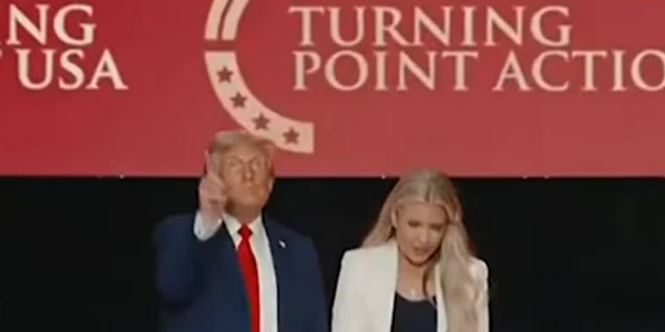 Trump si vaduva lui Kirk FOTO captura Guardian News png
