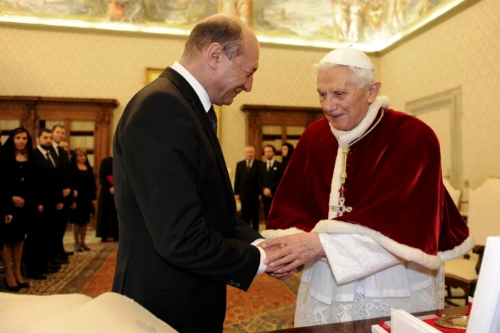 Preşedintele Băsescu s-a întâlnit ieri cu Papa Benedict. FOTO AFP