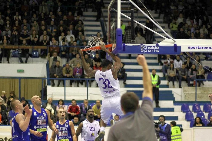 Delvon Johnson, la înălţime. FOTO: bctimisoara.ro