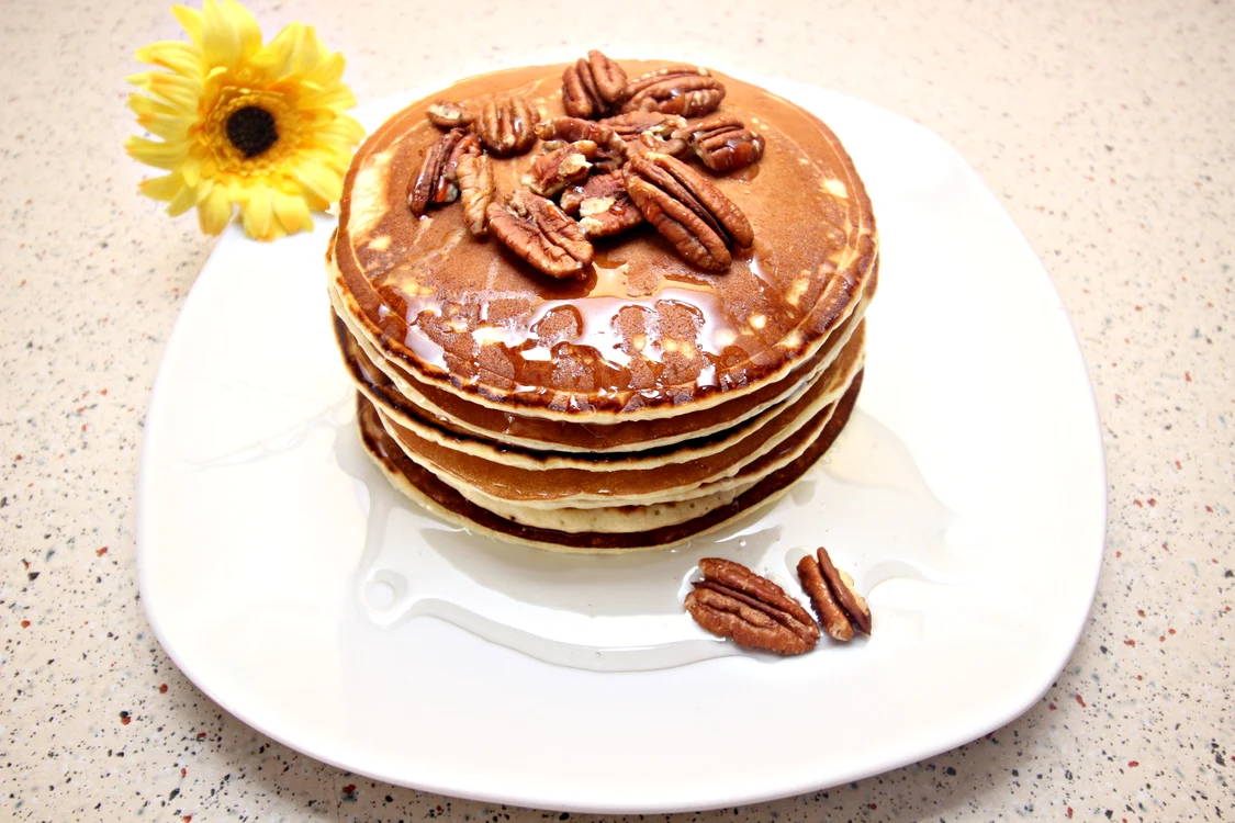 
    Fluffy pancake cu miere şi nuci  