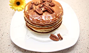 fluffy pancakes cu miere si nuci jpeg