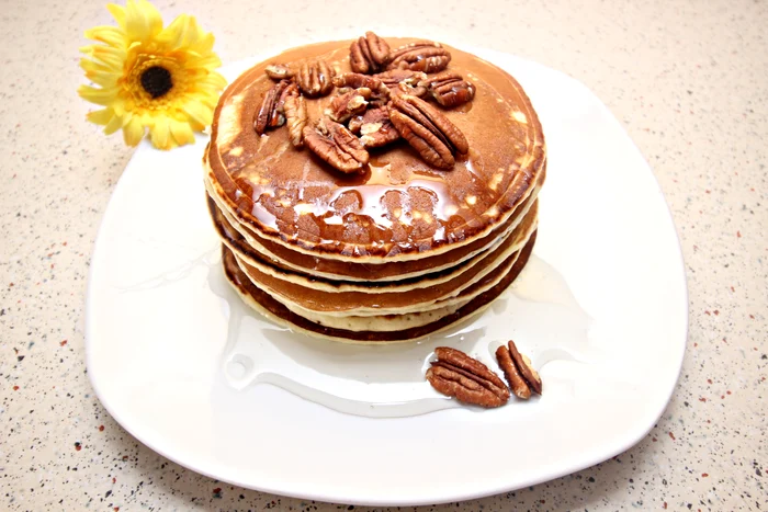 
    Fluffy pancake cu miere şi nuci  