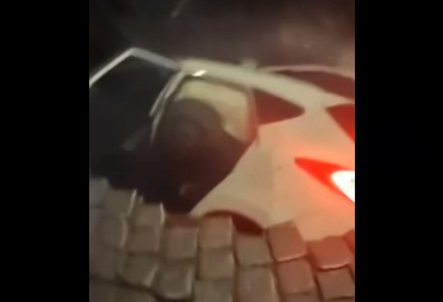 Italia. O șosea s-a surpat în orașul Napoli și a înghițit o mașină în care se aflau doi tineri. Ce s-a întâmplat VIDEO