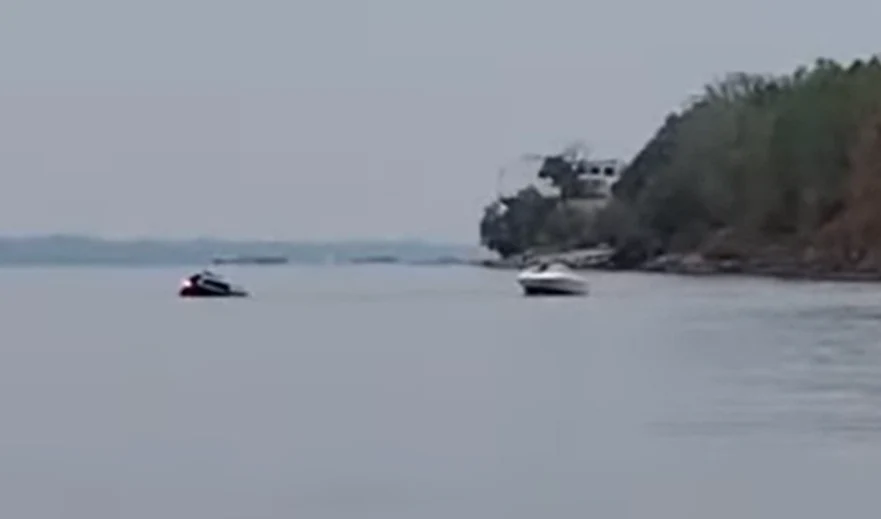 Un bărbat s-a trezit cu mașina înghițită de Dunăre, după ce a uitat să tragă frâna: autoturismul, de negăsit