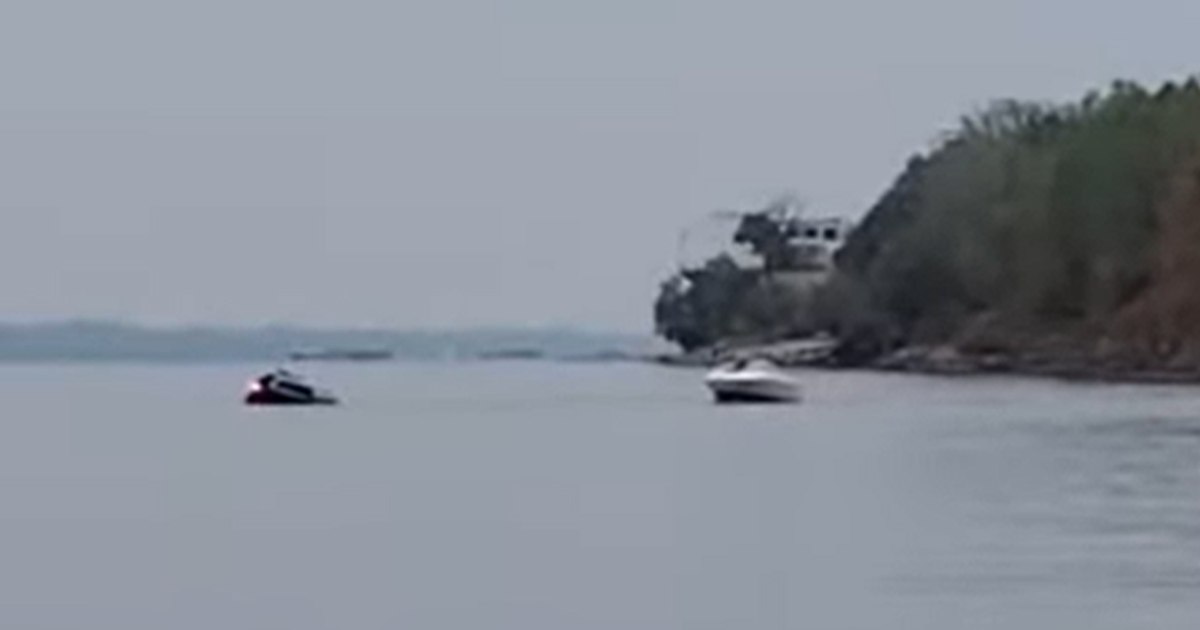 Un bărbat a uitat frâna, iar mașina i-a fost înghițită de Dunăre