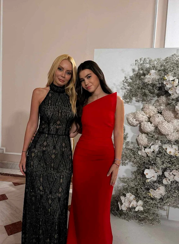 Daciana Sarbu și fiica ei, Irina Ponta, la nunta lui Valeriu Gheorghiță cu Monica Bîrlădeanu. FOTO: Instagram