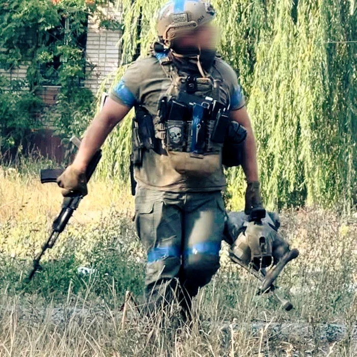 Soldat ucrainean cu un câine robot/ FOTO:X
