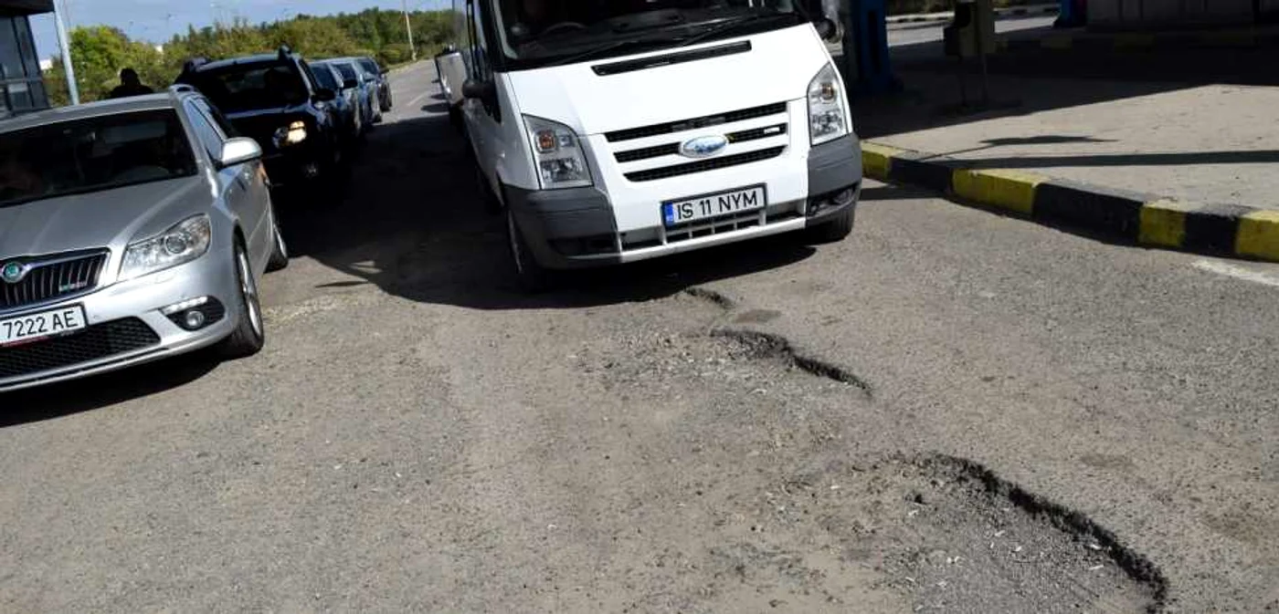 Şoferii care tranzitează Vama Albiţa reclamă starea proastă a infrastructurii rutiere