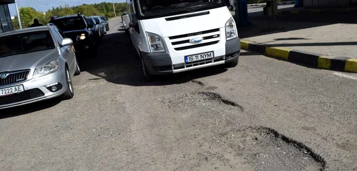 Şoferii care tranzitează Vama Albiţa reclamă starea proastă a infrastructurii rutiere