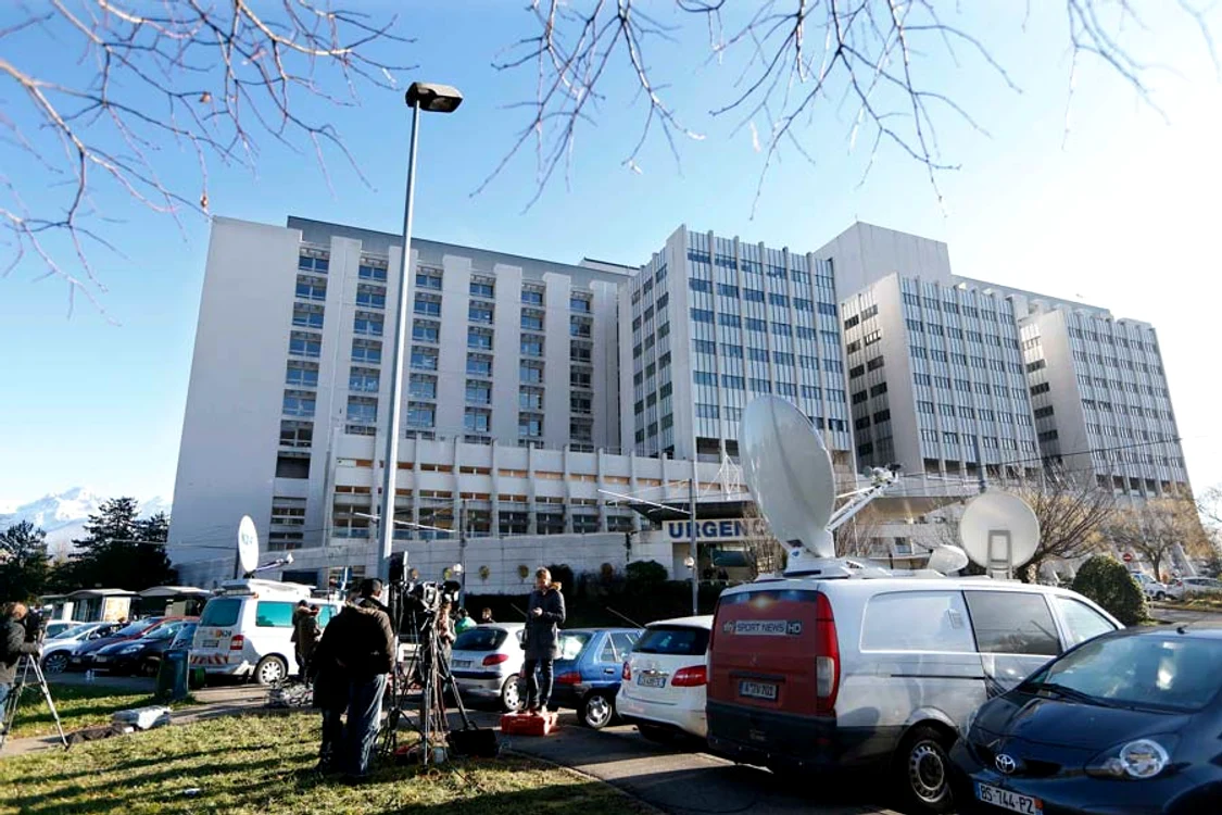 Spitalul din Grenoble a fost asaltat de presă şi fani