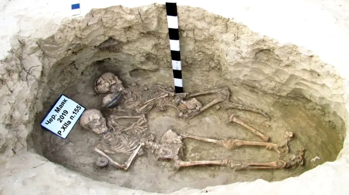 Bulgării de cinabru au fost găsiți în mormântul a două femei scite, la cimitirul Chervony Mayak. (© B. Polit/Late Scythian Archaeological Expedition, Institute of Archaeology, National Academy of Sciences of Ukraine)