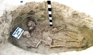 Bulgării de cinabru au fost găsiți în mormântul a două femei scite, la cimitirul Chervony Mayak. (© B. Polit/Late Scythian Archaeological Expedition, Institute of Archaeology, National Academy of Sciences of Ukraine)